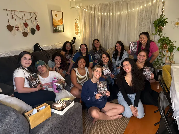 Encontro das Baddies em uma sala aconchegante com livros